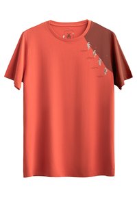 Koraalgekleurde katoenen t-shirt met een ronde halslijn. Heeft een grafisch ontwerp van astronauten op één schouder. Korte mouwen en een reguliere pasvorm.