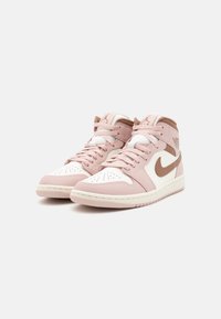 Wysokie sneakersy ze skóry w jasnoróżowym i białym kolorze, z brązowym logo Nike, perforowanym przodem oraz teksturowaną gumową podeszwą.