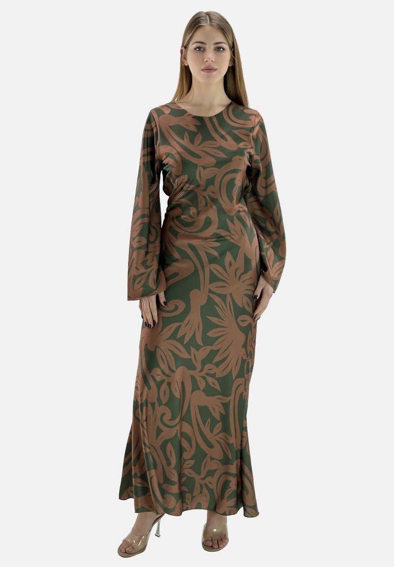 Langærmet gulvlængde kjole i grøn med et stort brunt blomstermønster. Glat stof, rund halsudskæring og flydende silhuet.