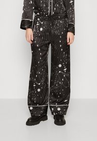 AllSaints - SOFI SCREEN TROUSER - Kelnės - black Miniatiūros vaizdas 1