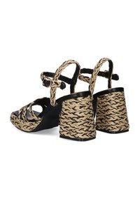 Sandalias de tacón trenzadas, en negro y material natural, con un diseño de tiras trenzadas, punta abierta, cierre de hebilla y tacón grueso trenzado.