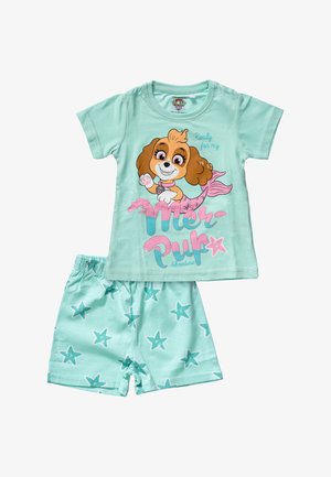 Licht turquoise peuterpyjama met een afbeelding van een zeemeerminnenpuppy op het shirt en een zeesterrenpatroon op de korte broek.