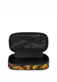 Estuche de lápices con cremallera, interior de tela negra, exterior de tela con un patrón de llamas en naranja y amarillo, y un bolsillo de malla en la tapa.