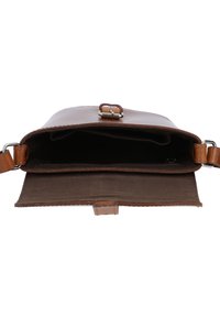 Braune Lederschultertasche mit Klappenverschluss und silbernem Beschlag. Das Innere verfügt über ein einziges Fach mit weichem Stofffutter.