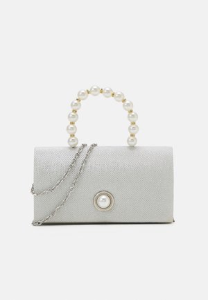 Prostokątny srebrny clutch o fakturowanej powierzchni, z uchwytem ozdobionym perłami, dekoracyjnym perłowym guzikiem i srebrnym łańcuszkiem na ramię.