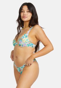 Blomster bikini-set med et flerfarget mønster, en dyp V-hals topp og lavtsittende truser, laget av glatt, elastisk stoff.