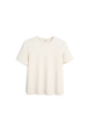 Koszulka z krótkim rękawem w jasnobeżowym kolorze, wykonana z bawełny, z okrągłym dekoltem, luźnym krojem i gładką fakturą. Brak widocznych wzorów lub akcentów.