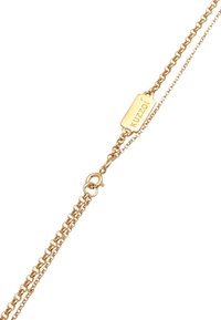 Collana a catena tono oro con due fili intrecciati, chiusura a moschettone e un'etichetta incisa. La catena ha una texture liscia.