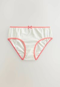 Witte katoenen hipster slips met een roze tailleband en trim, met een klein strikje detail aan de voorkant. Glad textuur, eenvoudig ontwerp.