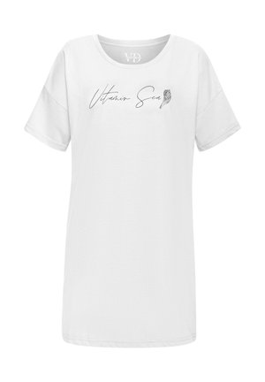 Balts kokvilnas T-krekls ar īsām piedurknēm, ar melnu grafisku tekstu "Vitamīns jūra" un čaulas ikonu, kas drukāta uz priekšpuses.