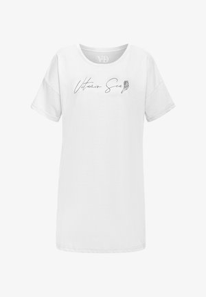 Balts kokvilnas T-krekls ar īsām piedurknēm, ar melnu grafisku tekstu "Vitamīns jūra" un čaulas ikonu, kas drukāta uz priekšpuses.