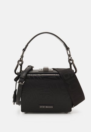 Schwarze strukturierte Steve Madden Handtasche mit geprägten Mustern, oberem Henkel, verstellbarem Riemen und dekorativem breitem Stoff-Schulterriemen.
