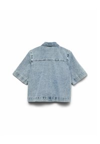 Lyseblå denim skjortejakke med korte ermer, krage og søm i bakstykket. Slitt tekstur og rett fasong. Ingen synlige lommer.