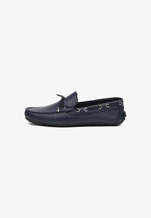 Mocassin loafer en cuir bleu marine avec bout cousu, œillets latéraux, nœud en lacet noir et semelle à clous en caoutchouc pour une meilleure adhérence au volant.