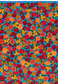 Patrón floral colorido que presenta diversas rosas en rojo, naranja y amarillo sobre un fondo azul con hojas verdes.