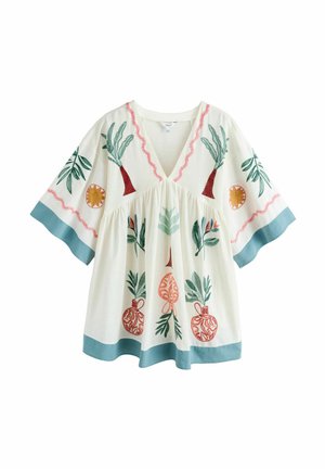 Weiße lockere Bluse mit grüner, oranger und roter botanischer Stickerei, blauer Einfassung an Ärmeln und Saum sowie einem V-förmigen Ausschnitt.