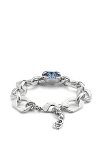 Pulsera de cadena plateada con eslabones entrelazados, una piedra azul facetada y una pequeña placa grabada con "UNO de 50".