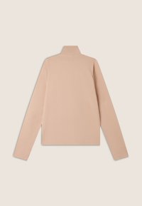 Suéter polo de manga larga en suave y ligero tejido color melocotón. Presenta un cuello con solapa y un corte relajado. Textura suave con costuras mínimas.