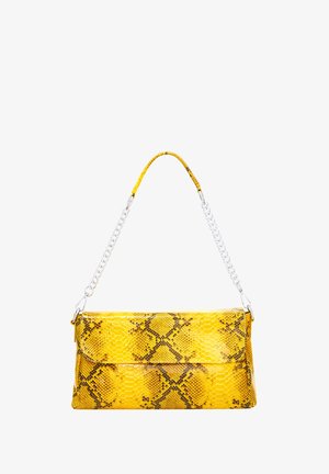 Keltainen synteettinen käsilaukku, jossa on käärmeennahkakuosi, litteä muotoilu, hopeaketjuhihna ja kiiltävä pinta.