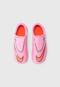 Ružové futbalové kopačky Nike Mercurial s oranžovými vložkami a čiernymi akcentmi, zobrazené zhora na bielom pozadí.