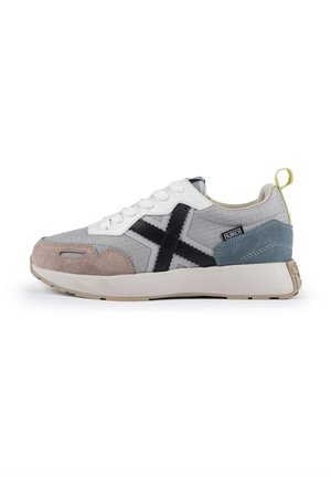 Sneakers gris avec des accents en daim rose et bleu, une tige en mesh, des détails croisés noirs, des lacets blancs et une semelle beige.
