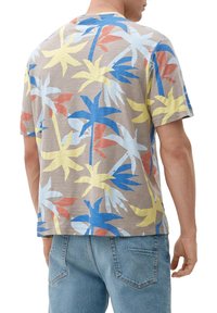 s.Oliver MIT ALLOVER - T-shirt z nadrukiem