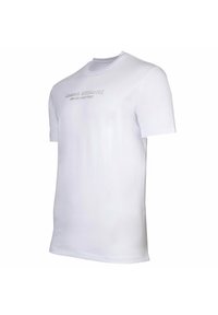 Biała koszulka z krótkim rękawem wykonana z bawełny, z haftowanym logo "Armani Exchange" w jasnym odcieniu na wysokości klatki piersiowej.