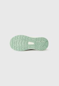 Semelle de sneaker en caoutchouc vert présentant un motif de bande de roulement texturé, avec un design de traction prononcé et un accent de couleur plus claire près du centre.