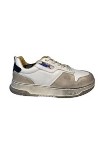 Sneaker bianca e grigia con dettagli in suede, suola testurizzata, forma arrotondata, lacci e marchio "Blauer". Il lato presenta perforazioni per la traspirabilità.