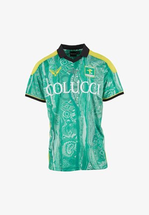 Grøn- og gulmønstret fodboldtrøje med sort krave, Colucci-logo og Fussballclub Kitzbühel-crest på brystet.