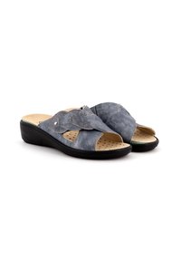Sandali scivolabili blu in suede con un design a fascia incrociata testurizzata, punta aperta e una soletta imbottita. Suola in gomma nera per supporto.