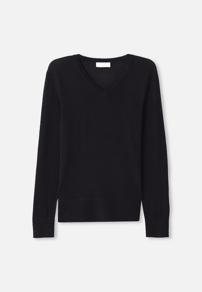 Musta neulepusero, jossa on V-pääntie ja pitkät hihat. Sujuva pinta, ribattuja hihansuita ja helmaa. Yksinkertainen muotoilu ilman lisäkuvioita tai koristeita.