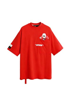 Camiseta de algodón roja con mangas cortas, que presenta un bolsillo y un gráfico impreso de un personaje. Texto "MWM" mostrado en la parte frontal.
