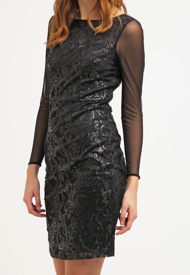 Černé šaty s dlouhými průsvitnými rukávy, zdobené složitými květinovými vzory z flitrů, přiléhavý střih, délka ke kolenům a hladká textura.