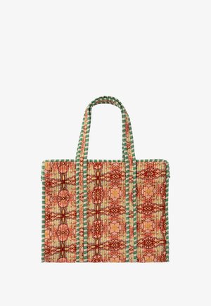 Sac cabas rectangulaire en tissu avec des motifs floraux et géométriques en rouge, rose et vert, avec des anses doubles à rayures vertes.