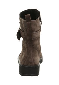 Stivaletto alla caviglia in camoscio marrone con finitura liscia, cerniera e dettaglio decorativo con cinturino sul retro. Suola in gomma visibile sul fondo.