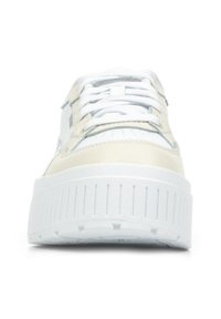 Sneaker piattaforma bianca con tomaia in pelle liscia, caratterizzata da accenti di crema chiara, suola spessa e testurizzata, e lacci bianchi piatti.