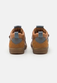 Bruine hoge schoenen met een suède afwerking en leren accenten. Lichtblauwe hieltab en gestructureerde rubberen zool. Stijlvolle stikseldetails.