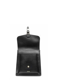 Czarna skórzana torba jest otwarta, ukazując jej wnętrze z małą kieszonką z złotym guzikiem i logo. Prosty i elegancki design.