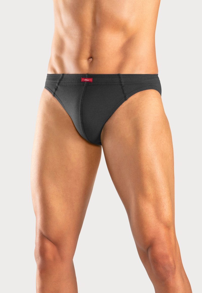 Schwarze Slips aus weichem Stoff, mit einem tiefen Schnitt, kontrastierendem roten Logo am Bund und glatter Textur.