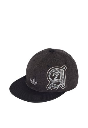 Gorra snapback negra y gris oscuro con un gran parche estilizado en forma de "A" de diamantes de imitación y un pequeño logo de trébol de Adidas en el lateral.