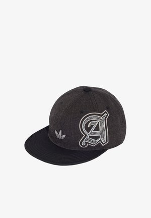 Cappellino snapback grigio scuro e nero con grande toppa stilizzata con strass a forma di "A" e piccolo logo adidas trefoil sul lato.