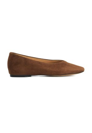 Ballet flat en daim marron avec un bout pointu, un léger talon et une doublure intérieure lisse. Design simple sans matériel ou embellissements visibles.