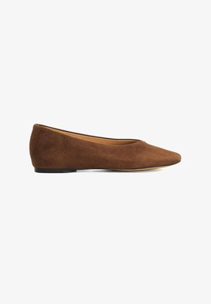 Ballet flat en daim marron avec un bout pointu, un léger talon et une doublure intérieure lisse. Design simple sans matériel ou embellissements visibles.