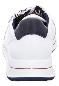 Bílé tenisky s texturovaným koženým svrškem, námořnický akcent na patě, červený a námořnický pruh a zipovým zapínáním na vrchu.