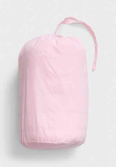 Bolsa de almacenamiento rosa hecha de material suave y ligero. Presenta una parte superior fruncida con un asa delgada para un fácil transporte.