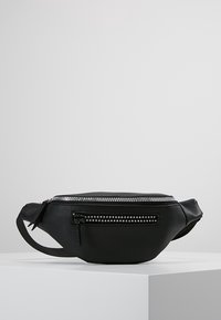 Musta nahkavyölaukku, jossa on kaareva muoto, hopeinen vetoketju ja koristeelliset niittikoristeet. Varustettu etupainetaskulla ja säädettävällä hihnalla.