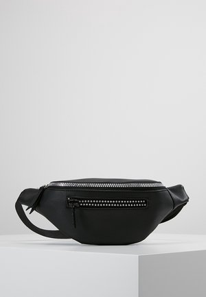 Černá kožená ledvinka s oblým tvarem, stříbrným zipem a dekorativními hroty. Obsahuje přední kapsu na zip a nastavitelný popruh.