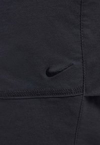 Pantaloni da allenamento Nike neri con un design elegante, tessuto morbido, dettagli di cucitura discreti e un piccolo logo ricamato di lato.