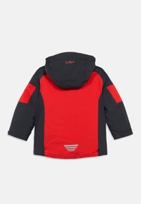 Černá a červená kapucňová bunda s dlouhými rukávy, červené nášivky na loktech, reflexní pruhy u spodního lemu a logo "CMP" na kapuci.